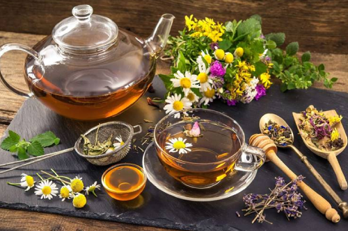 Uống Nước Ấm Hoặc Trà Thảo Mộc